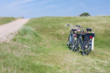 Fietsen geparkeerd in de duinen op Texel