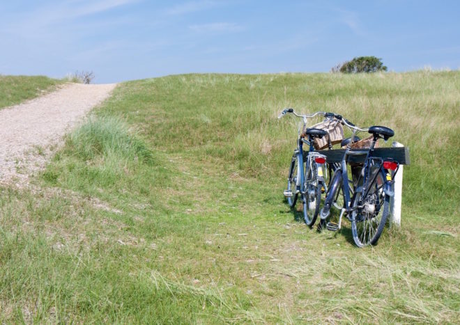 Fietsen geparkeerd in de duinen op Texel