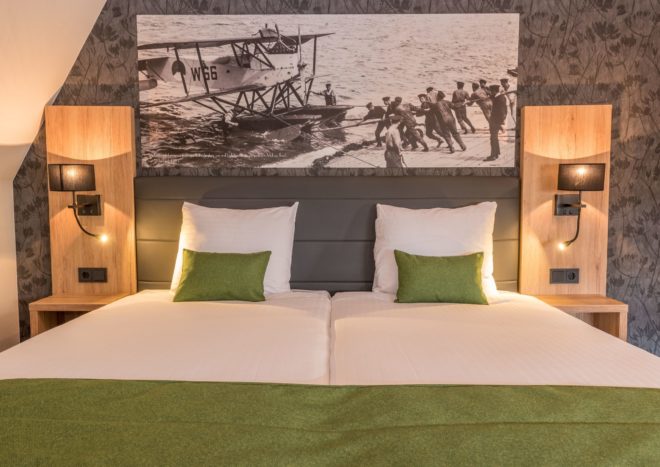 Foto van ruim tweepersoons bed hotelkamer Suite 48m2