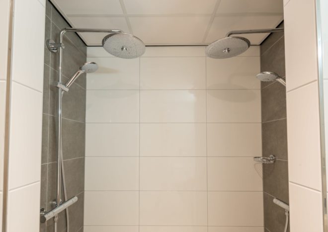 Ruime inloopdouche met twee regenwoud-douchekoppen