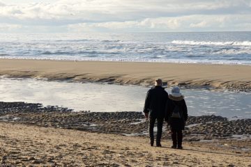 Foto van een stel dat een strandwandeling maakt bij De Koog op Texel