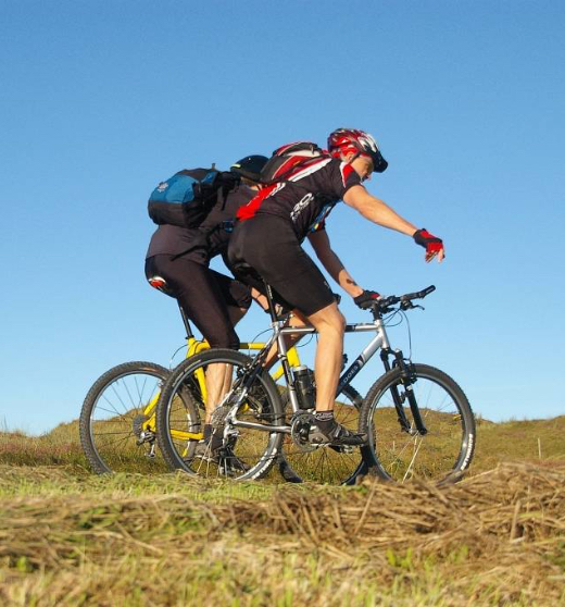 Fietsende mensen op MT bikes in duinen