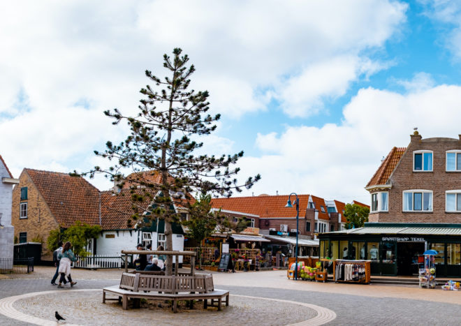 Texel gebouwen met pleintje