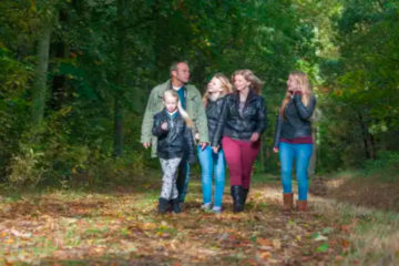 Wandelend gezin met kinderen in het bos